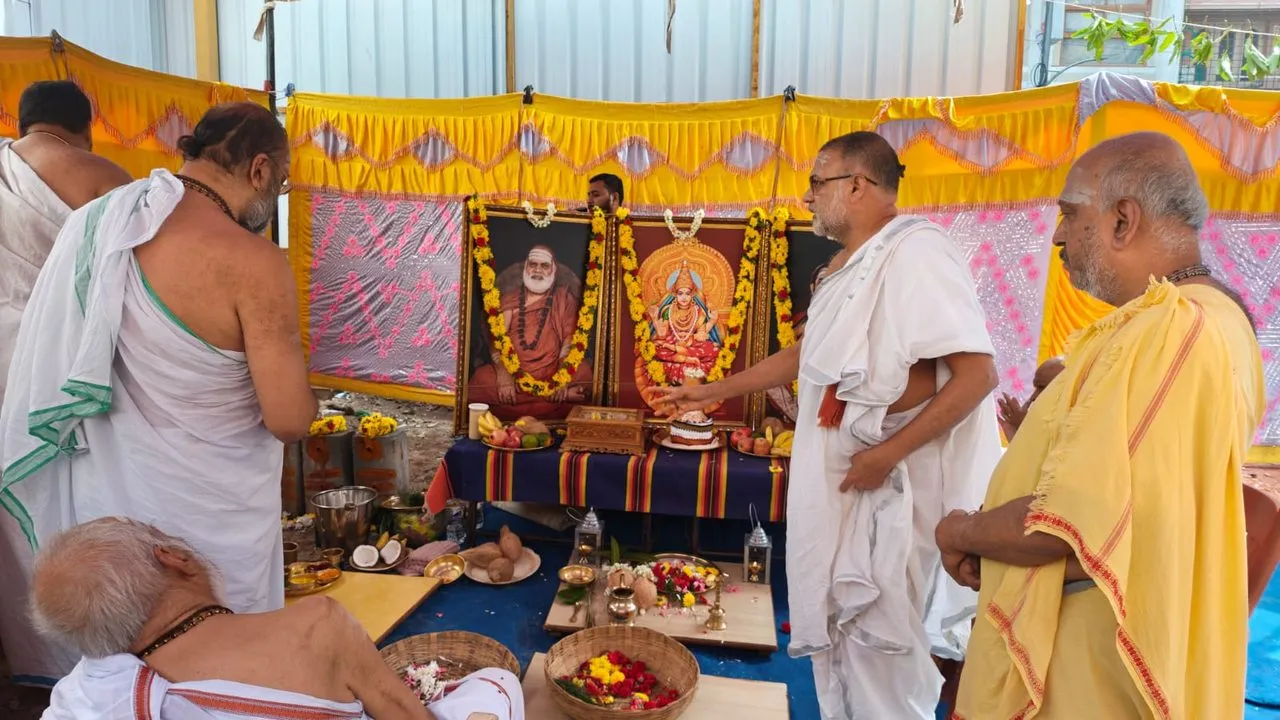 Pūjā before the portraits of the Jagadgurus and Śrī Śāradāmbā